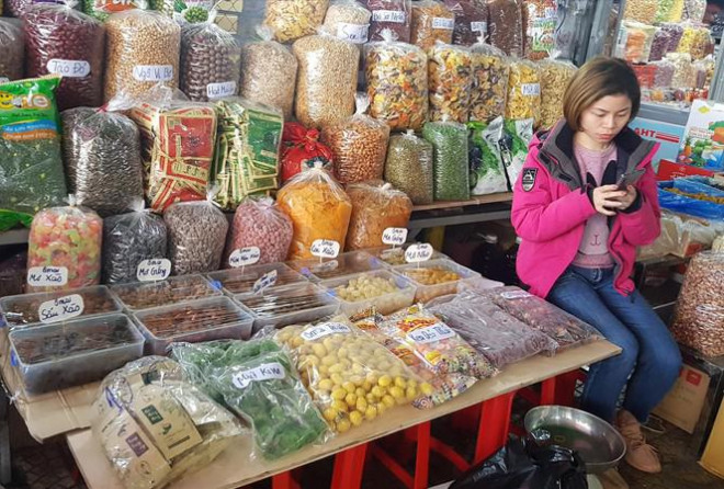 Bánh kẹo, mứt, hoa quả sấy Trung Quốc tràn ngập chợ đầu mối