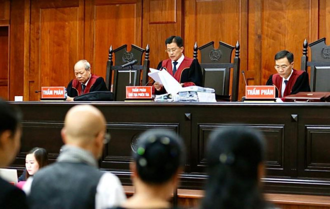Chủ toạ - thẩm phán Nguyễn Hữu Ba đọc bản án. Ảnh: Hoàng Giang