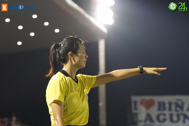Nữ trọng tài xinh đẹp gây sốt SEA Games: "Thần may mắn" của ĐT nữ Việt Nam - 12