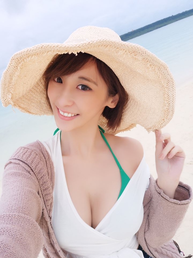 Bên cạnh công việc làm mẫu ảnh, Vương Tử Phi còn là một ảo thuật gia có tiếng. Chân dài 29 tuổi từng xuất hiện trên đài truyền hình Thượng Hải và Hồ Nam để biểu diễn ảo thuật vào năm 2012 và 2013.