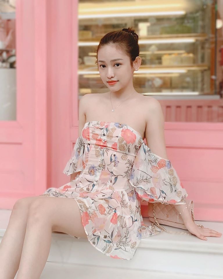 Thúy Vi nổi lên sau chuyện tình ngoài luồng ồn ào với thiếu gia Phan Thành. "Hot girl Cà&nbsp;Mau" từng bị ném đá vì làm "kẻ thứ ba" khiến cuộc tình của Phan Thành và Midu đổ vỡ. Thuý Vi sau đó không ngại công khai chuyện cặp kè với những đại gia lớn tuổi,&nbsp;được chu cấp "bao nuôi". Cô từng&nbsp;được bạn trai đại gia tặng nhà 2 tỷ và một người khác&nbsp;chi tiền cho cô mở spa.&nbsp;