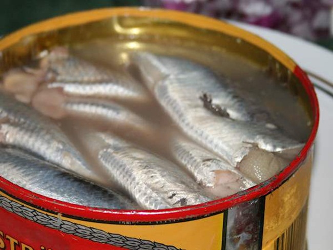 Surströmming là món ăn nổi tiếng của Thụy Điển hay còn gọi là cá trích lên men nhưng mùi của nó chắc chắn không phải ai cũng thích thú. 