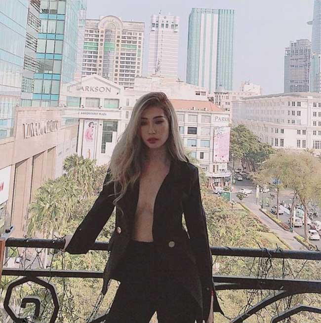 Tương tự Bảo Anh, Khổng Tú Quỳnh cũng đổi phong cách sexy hơn sau khi chia tay.