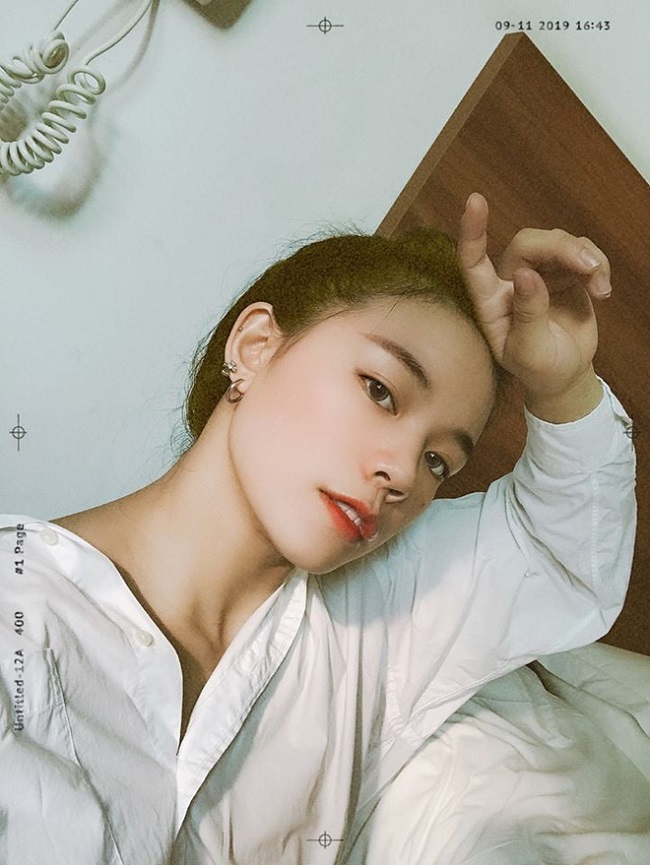 Ngoài đời Hồng Thanh rất nữ tính. Cô còn có sở thích chụp ảnh tự sướng &#34;bánh bèo&#34;.