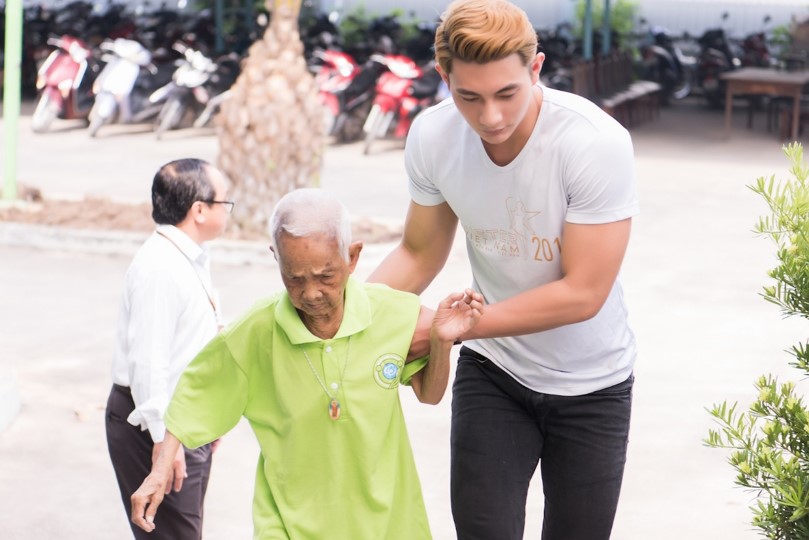 Vắng Trường Giang, Nhã Phương "tình tứ" bên dàn trai trẻ làm điều không ngờ - 8