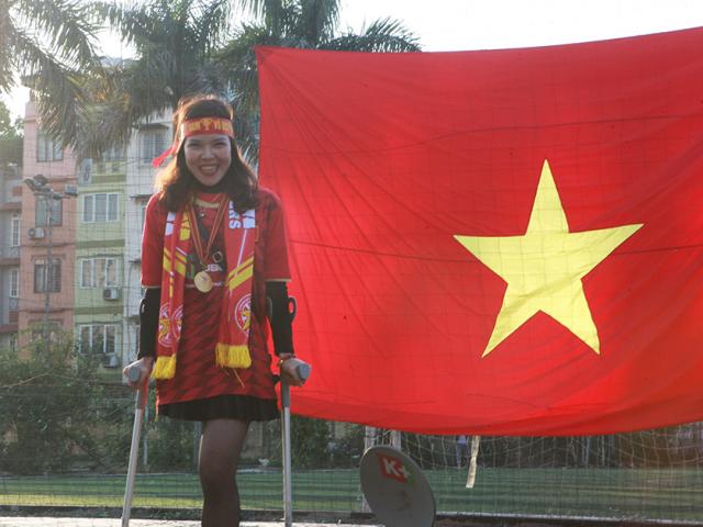 Hoa khôi ”vầng trăng khuyết” và CĐV đặc biệt cuồng nhiệt cổ vũ U22 Việt Nam ở quê nhà