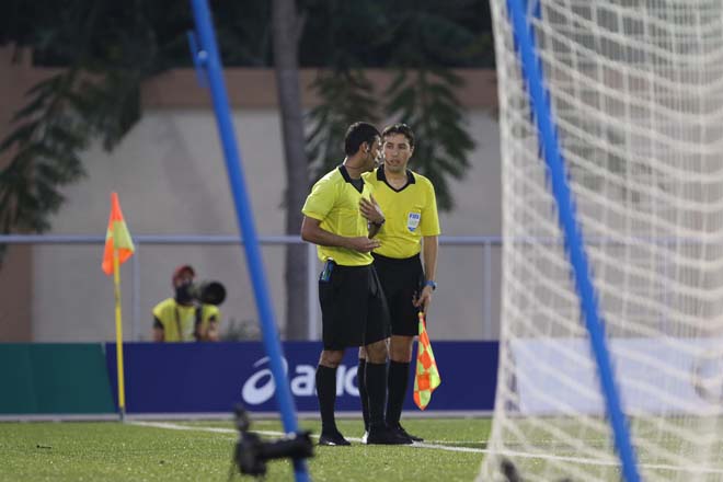 Trọng tài chính Ismaeel Habib Ali trao đổi với trợ lý&nbsp;và cho U22 Việt Nam đá lại penalty.