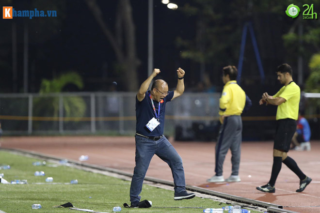 Ông ăn mừng như thể U22 Việt Nam giành chiến thắng dù kết quả trận đấu chỉ là 2-2