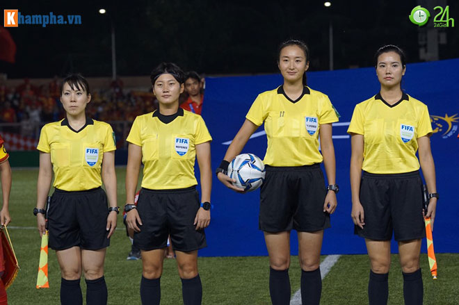 Một trong bốn trọng tài điều khiển trận bán kết môn bóng đá nữ giữa Việt Nam và Philippines là trọng tài Xie Li Jun