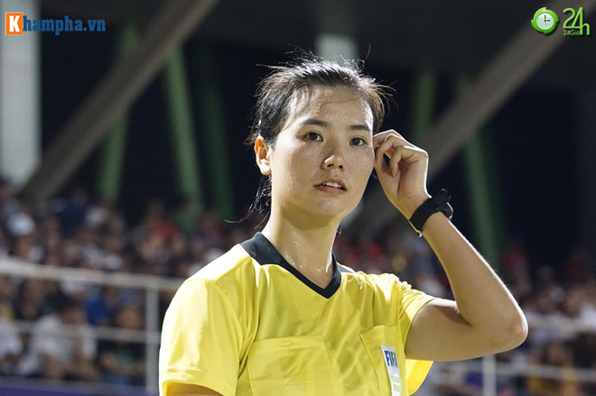 Nữ trọng tài xinh đẹp gây sốt SEA Games: "Thần may mắn" của ĐT nữ Việt Nam - 11