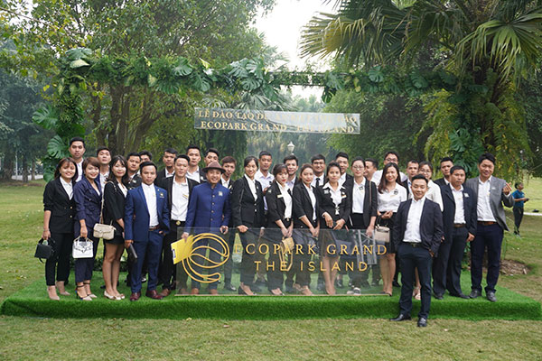 Tập thể CBNV, chuyên viên tư vấn của Hải Phát Land tham gia trong buổi lễ đào tạo