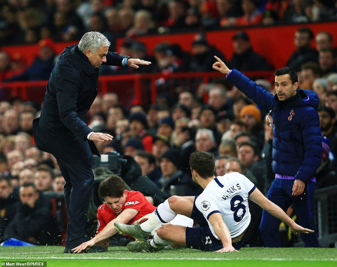 ... và ngã nhào vào Mourinho&nbsp;