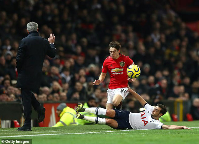 Trong một tình huống ham bóng ở phút 13, Daniel James va chạm với cầu thủ Tottenham...
