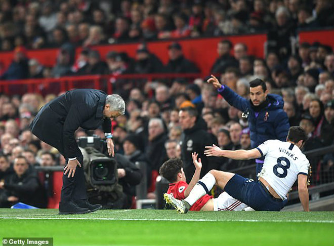 Pha va chạm quá mạnh khiến Mourinho đau đớn ôm chân