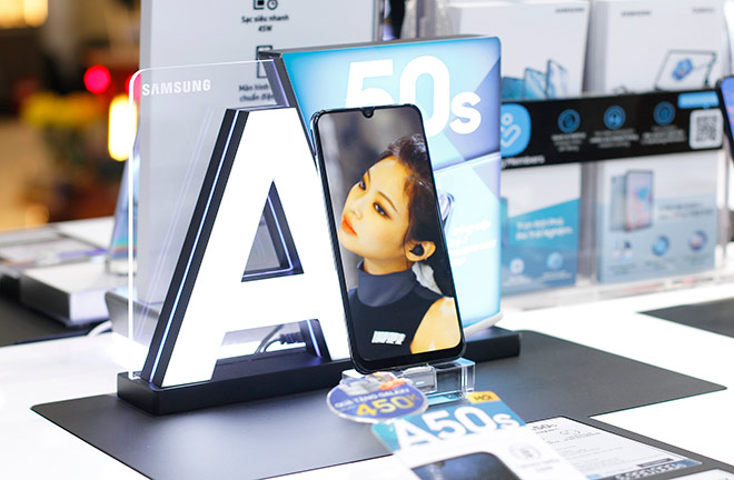 Từ nay đến ngày 31/12, FPT Shop tài trợ bạn 100% lãi suất mua trả góp Galaxy A50s và tặng thêm bộ ưu đãi thiết thực.