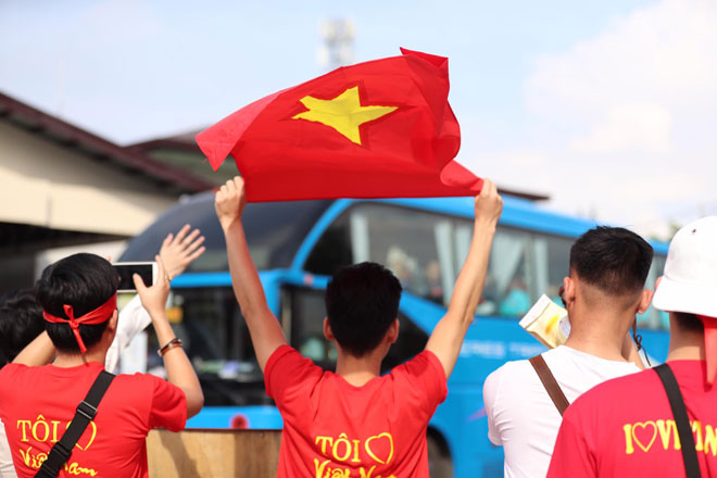 Trực tiếp không khí nóng U22 Việt Nam - U22 Thái Lan: CĐV phủ đỏ khán đài - 8