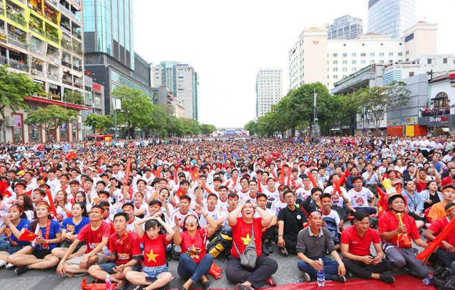 Không khí căng thẳng bao trùm phố đi bộ Nguyễn Huệ sau “gáo nước lạnh” thứ 2 của U22 Thái Lan vào lưới đội tuyển U2 Việt Nam.