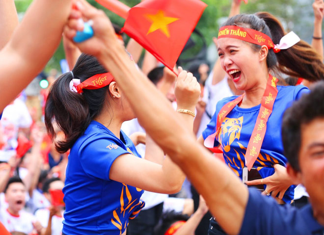 Người hâm mộ đầu cầu Nguyễn Huệ hạnh phúc tột đỉnh khi đội nhà ngược dòng thành công.
