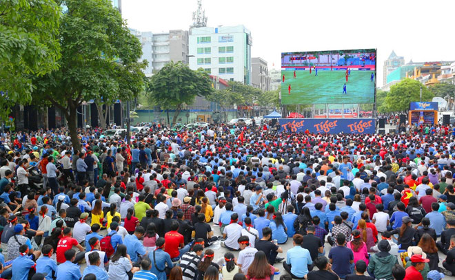“Chảo lửa” Nguyễn Huệ vẫn là điểm đến hàng đầu được người hâm mộ thành phố lựa chọn để hòa mình cùng quả bóng tròn, cổ vũ cuồng nhiệt cho đội nhà qua màn hình LED khổng lồ khu vực Tiger.