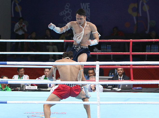 Tăng Quyền (quần đen) trong lúc thi đấu biểu diễn cùng đồng đội Nguyễn Trần Duy Nhất đã gặp phải chấn thương