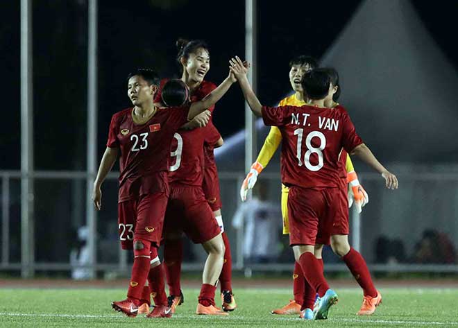 Các nữ cầu thủ vui sướng ăn mừng sau khi ĐT nữ Việt Nam lọt vào chung kết SEA Games