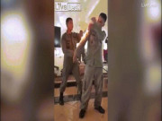 Thế giới - Video: Dập lửa cháy trên người cực nhanh bằng tay không theo cách của binh sĩ Indonesia