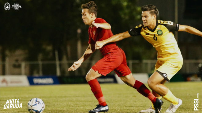 U22 Brunei (áo vàng) rốt cuộc không có bàn thắng nào ở SEA Games 30