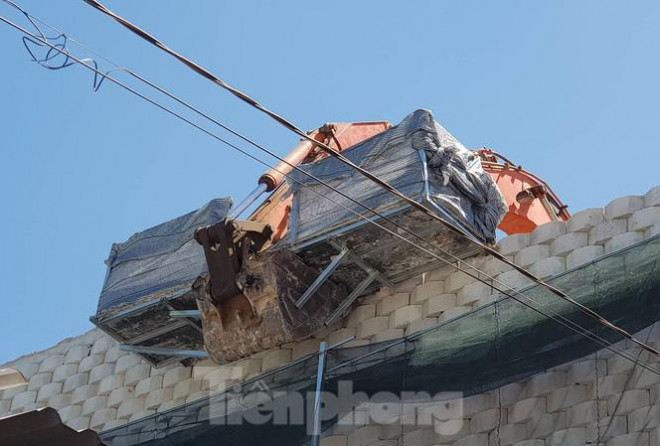 Nha Trang tháo dỡ "tường thành" khổng lồ, mưa nước chảy ồ ạt vào nhà dân - 1