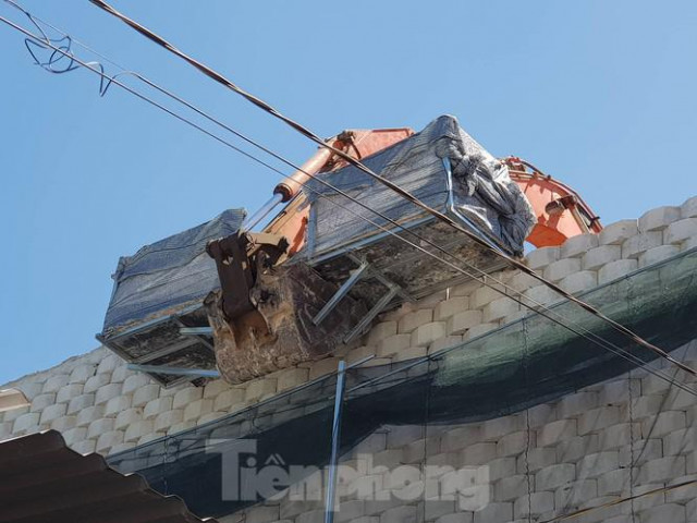 Kinh doanh - Nha Trang tháo dỡ "tường thành" khổng lồ, mưa nước chảy ồ ạt vào nhà dân