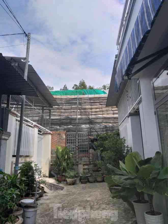 Bức “tường thành” khổng lồ vẫn đang đe doạ cuộc sống người dân