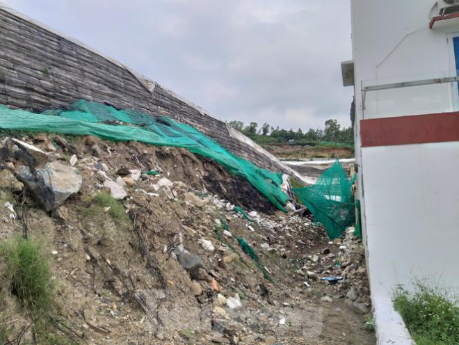 Nha Trang tháo dỡ "tường thành" khổng lồ, mưa nước chảy ồ ạt vào nhà dân - 2