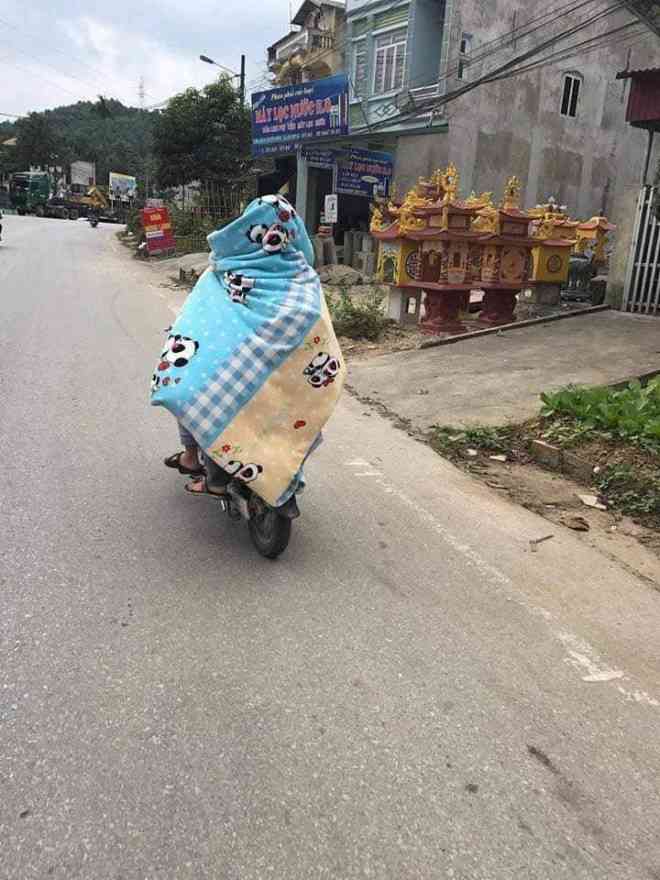 Trùm chăn như thế này đi học, ấm thì ấm thật nhưng tiềm ẩn nhiều nguy hiểm, các bạn học sinh không nên làm theo.&nbsp;