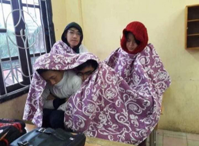 "Đêm rét chung chăn, thành đôi tri kỉ".