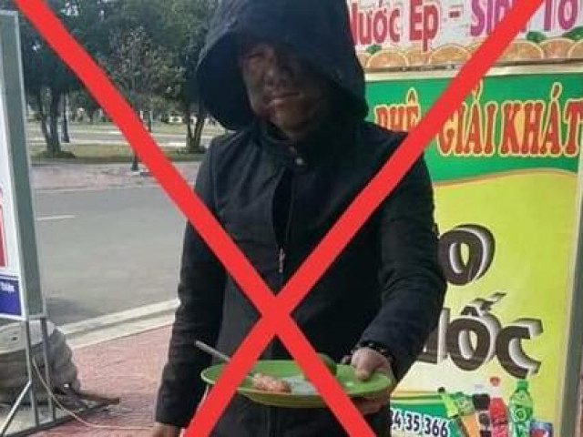 Tin tức trong ngày - Thanh niên bôi đen mặt cầm đĩa lạp xưởng bị công an mời làm việc