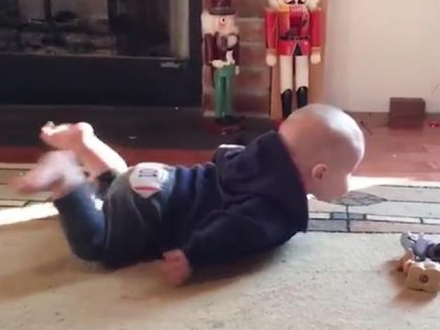 Bạn trẻ - Cuộc sống - Clip: Cười không ngớt với các tư thế "quái dị" khi trẻ em tập bò
