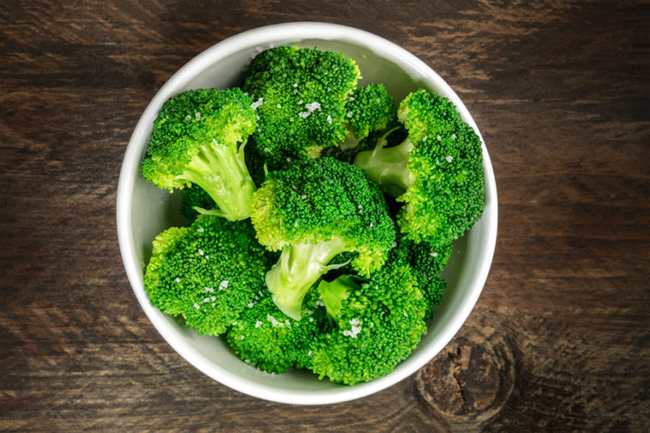 1. Bắp cải, bông cải xanh và súp lơ: Các loại rau họ cải có chứa indole-3-carbinol, một hóa chất ức chế sự phát triển của tế bào ung thư. Bông cải xanh đã được chứng minh có thể tránh được ung thư ruột kết và trực tràng, nhờ một loại enzyme có tên glucoraphanin đặc biệt có nhiều trong mầm bông cải xanh.
