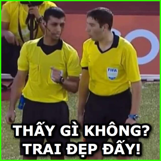 Nhìn phát biết ngay trọng tài đẹp trai nhất trên sân rồi.