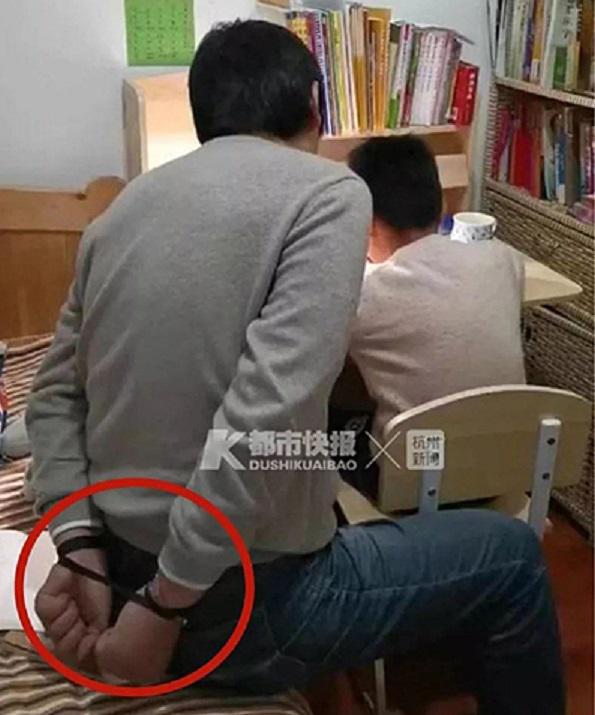 Ông Wu trói tay mình lại khi dạy con học bài để kiềm chế cơn nóng giận - Ảnh: Sohu
