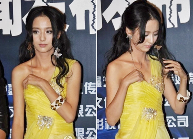 Giữa buổi giao lưu, chiếc váy của Lệ Á tụt xuống, khiến nữ diễn viên này rất lúng túng.