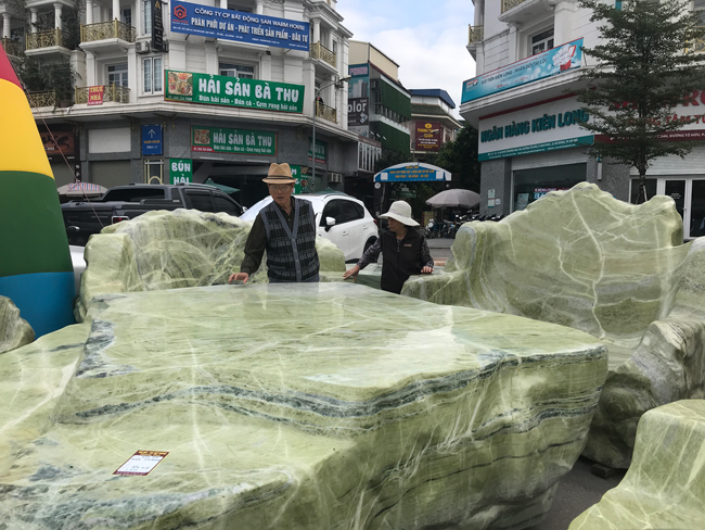 Bộ sản phẩm này bao gồm: 1 ghế dài, 3 ghế đơn và 1 chiếc bàn.