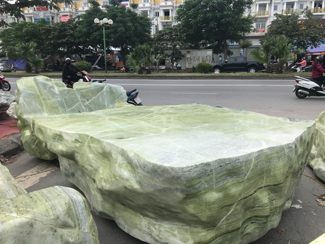 Những đường vân là của ngọc, còn phần lồi lõm, uốn cong là do tay thợ chế tác.