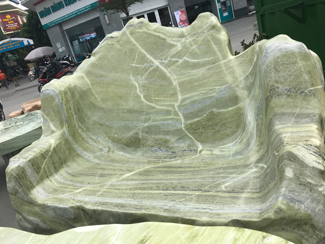 Anh định giá bộ bàn ghế này lên đến 2,8 tỷ đồng. Nếu không được mức giá này, anh không bán. Vì tiền công thợ làm, vận chuyển đá... rất tốn kém.