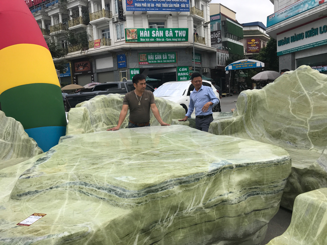 Với những người hiểu về loại ngọc này, họ sẽ rất thích các sản phẩm làm từ nó như phản, sập, bàn ghế hay vòng tay...