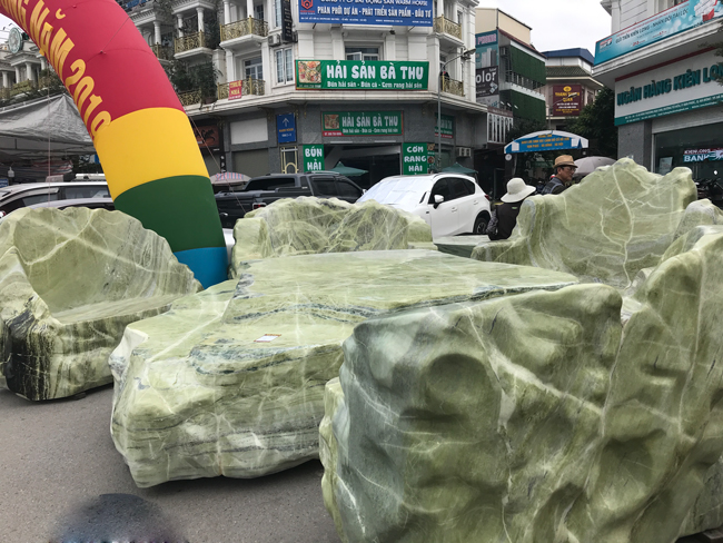 Theo anh, bàn ghế được làm từ ngọc Serpentine mang đến không gian mát mẻ, thư thái và bình yên cho gia chủ. Còn về mặt phong thủy, nó sẽ tỏa năng lượng, tốt cho sức khỏe con người.