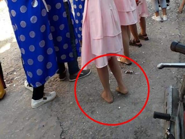 Bạn trẻ - Cuộc sống - Dàn nữ bê tráp đám hỏi khiến dân mạng bức xúc vì khoảnh khắc đi chân đất