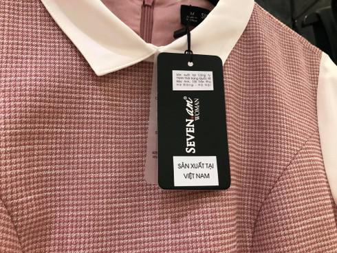 Sản phẩm quần áo đã được bổ sung thêm "Made in Viet Nam" trên thẻ bài