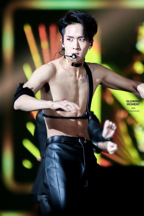 Các mỹ nam thi nhau khoe giọng hát và vũ đạo, thời trang trên sân khấu.