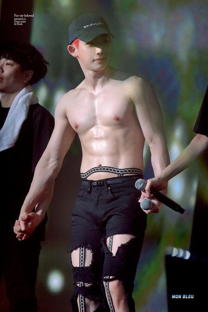 WonHo khiến người xem bị "đốt mắt" với màn khoe body táo bạo trên sân khấu.