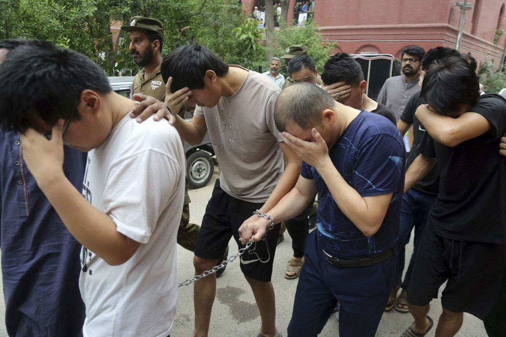 Một số nghi phạm Trung Quốc trong đường dây buôn người bị triệt phá tại Pakistan (Ảnh: AP)