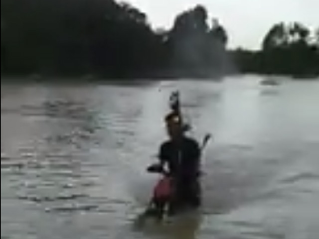 Xe máy - Xe đạp - "Há hốc mồm" với chiếc xe máy được độ thành "tàu ngầm"